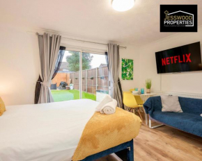 Bright and Cosy Studio Apartment by Jesswood Properties Short Lets With Free Parking Near M1 & Luton Airport